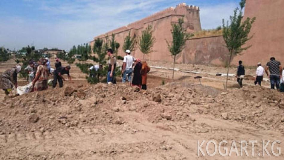 Мирзиёев Ангренге келерде миңдеген адам көзөмөл алдында шаарды...