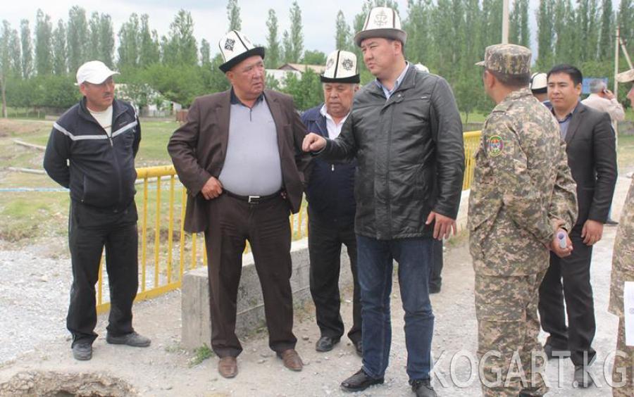 Өкмөттүн өкүлү Сатыбалдиев Аксы районундагы сел жүргөн аймактарды...