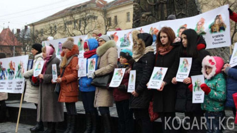 Украина Донбасс жикчилдерине камактагы 15 адамды өткөрүп берди