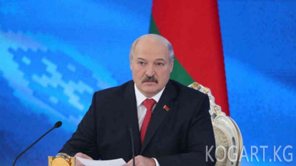 Лукашенко аткаминерлерди аялдары менен көңүлдөштөрүн ишке...