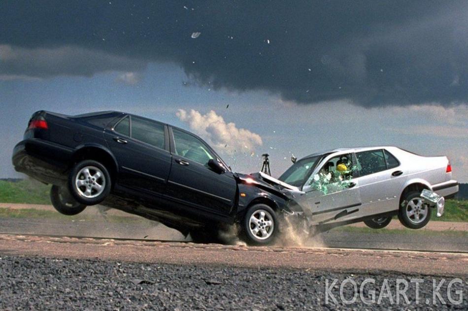 Сузактын Беш-Бала айылында эки унаа кагышып, 3 адам каза болду