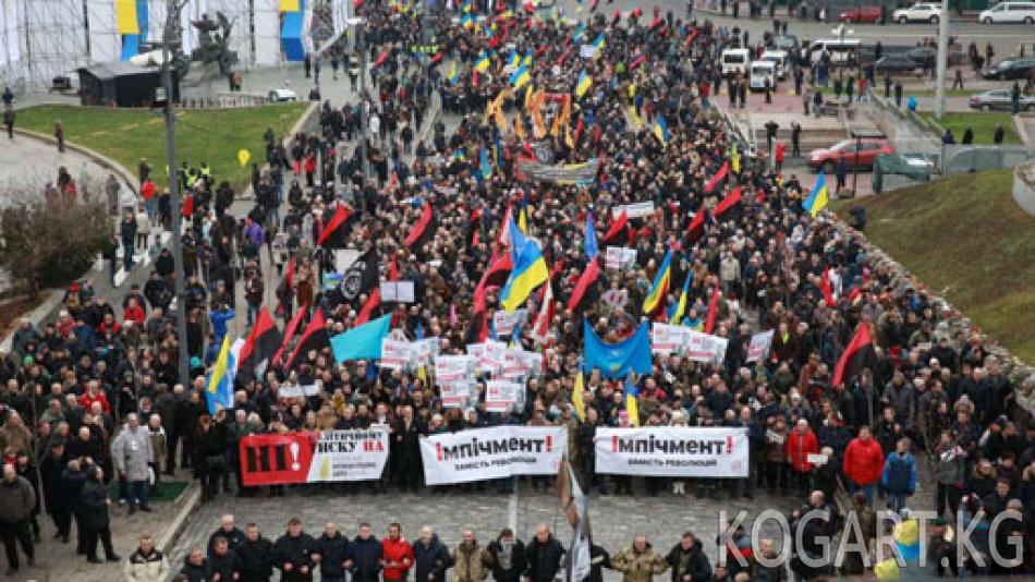 Киевде Порошенкого импичмент жарыялоону талап кылган жүрүш өттү (ФОТО)