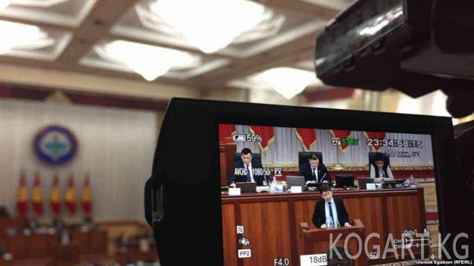 Президент Сапар Исаков баштаган өкмөттү кызматтан кетирди