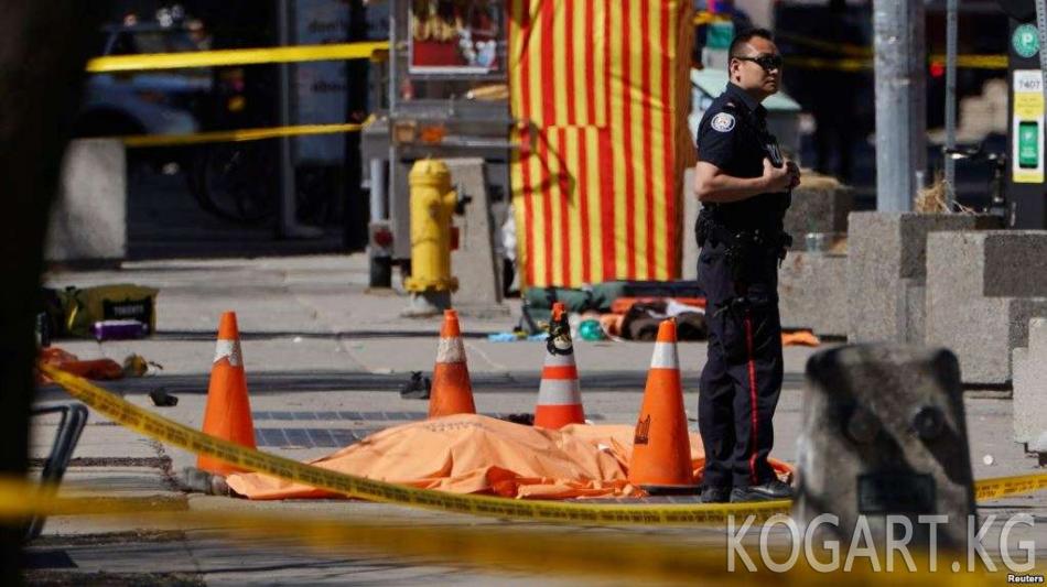 Торонто: жөө кишилерди тебелетип кеткен шектүү кармалды