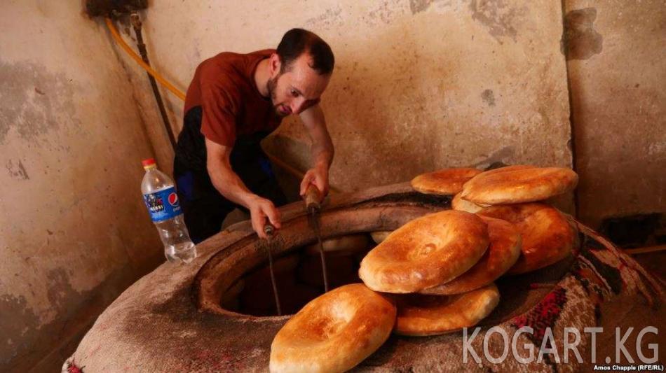 Өзбекстанда арзан ун сатып алуу үчүн кезекте тургандар мушташууда