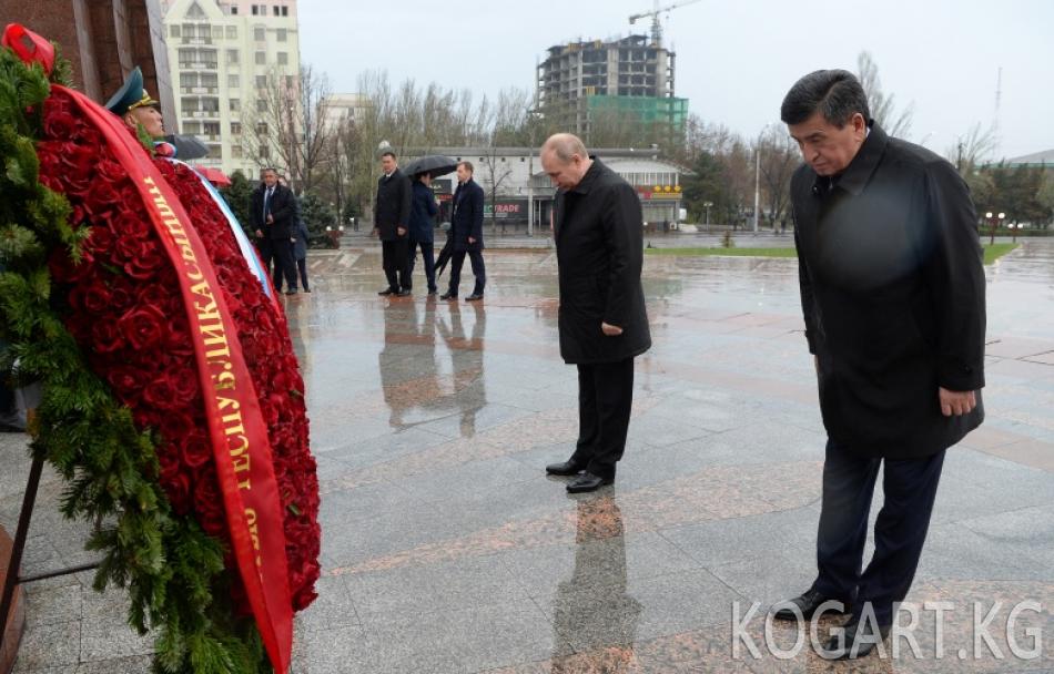 Президент Сооронбай Жээнбеков менен Президент Владимир Путин Жеңиш...