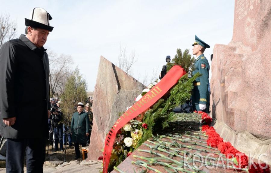 Президент Сооронбай Жээнбеков Аксы районундагы Боспиек айылында Аксы...